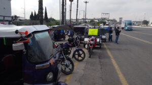 Mototaxistas bloquean caseta Tepotzotlán