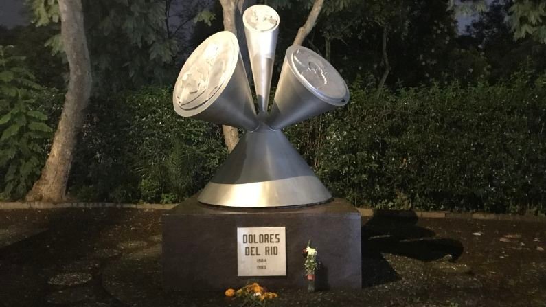 Tumba de Dolores del Río, Se encuentra ubicada en el Panteón Civil de Dolores, en Ciudad de México.