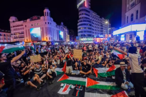 Los manifestantes de la protesta por Gaza de este sábado en Madrid, sentados en la Plaza de Callao, punto final de la marcha. Andrea Comas