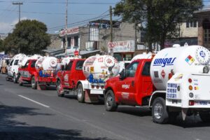 Por segundo día gaseros Del Valle de Toluca bloquearon la avenida Adolfo López  Mateos en Zinacantepec  como parte del paro de labores a nivel nacional.