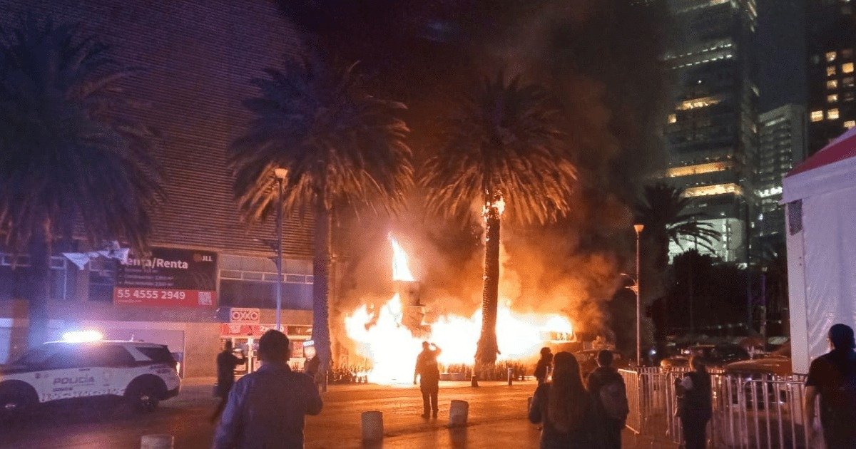 Explosión fuego Monumento Revolución