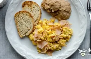 Descubre cuántas calorías tiene el huevo revuelto y por qué es saludable para el desayuno, además de tips para una textura cremosa.