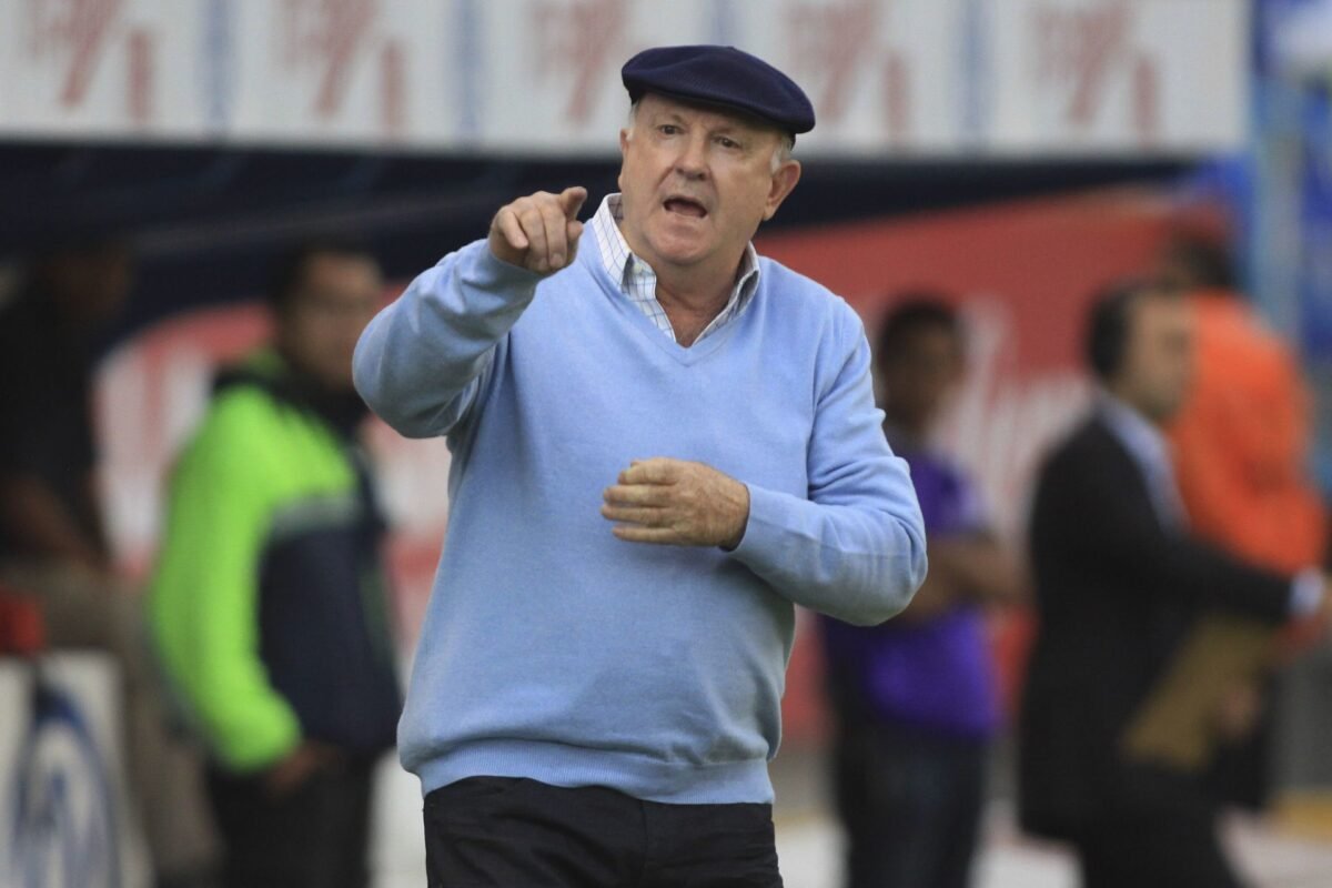PUEBLA, PUEBLA, 06ENERO2013.- Manuel Lapuente, entrenador de la Franja, durante el partido en el que el equipo de los Xolos de Tijuana obtuvieron la victoria con marcador 2-1 ante el Puebla de la Franja en la jornada 1 del torneo clausura de la liga MX 2013.FOTO: HILDA RÍOS /CUARTOSCURO.COM