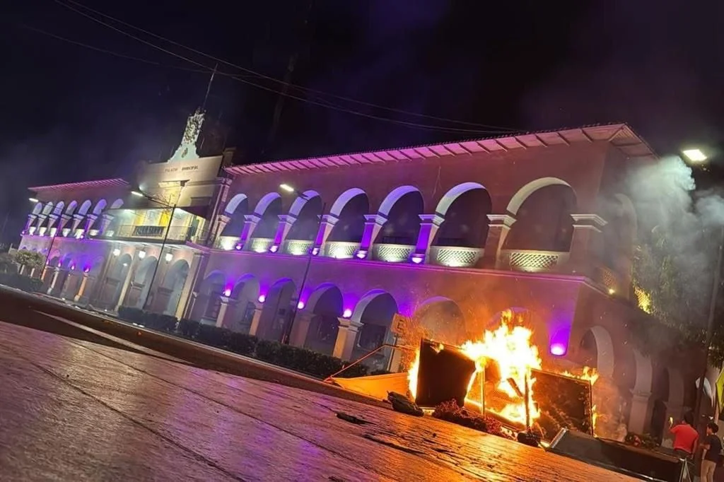Protesta Apatzingán Palacio incendiado