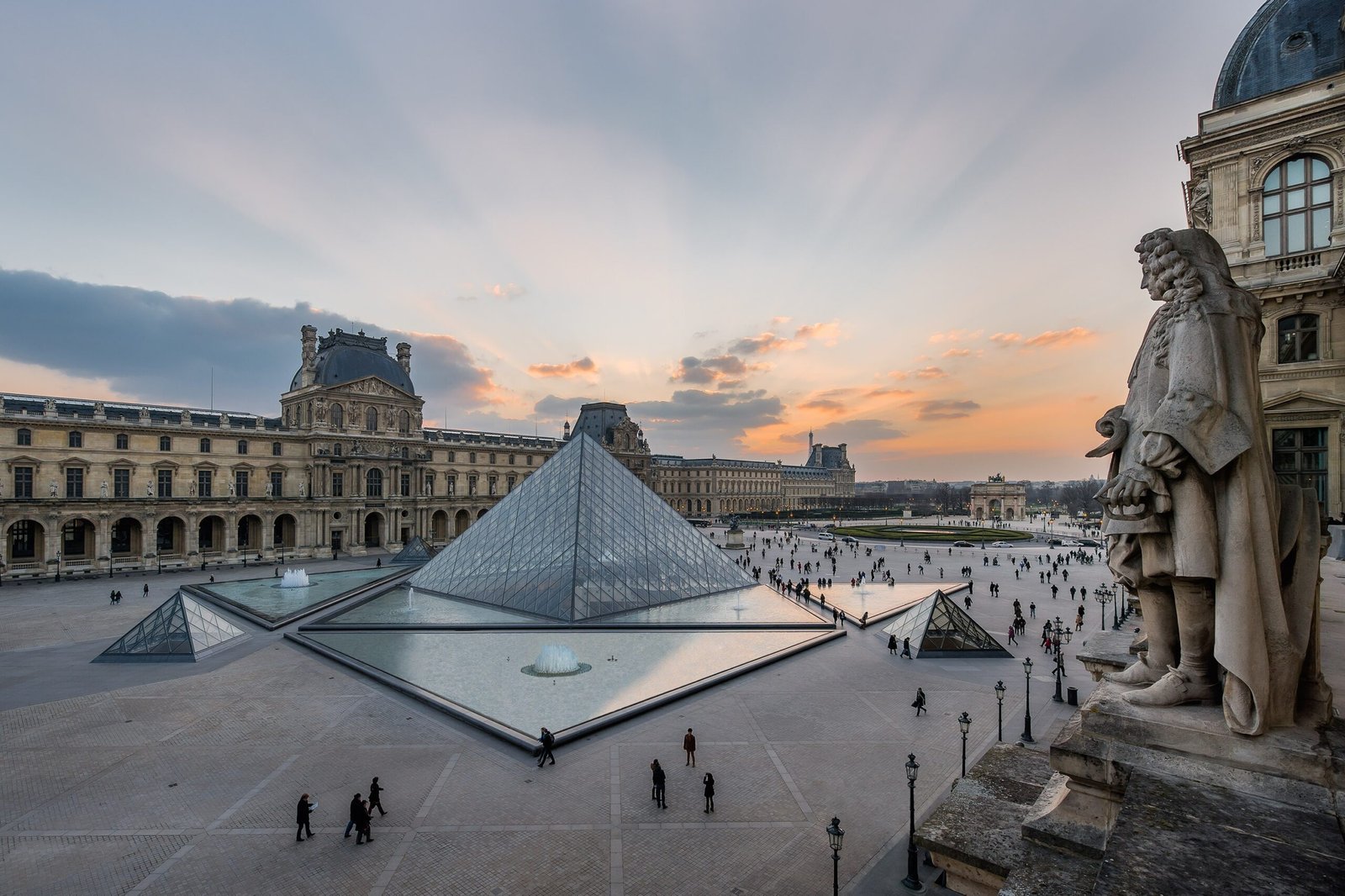 Louvre tiene nuevo director