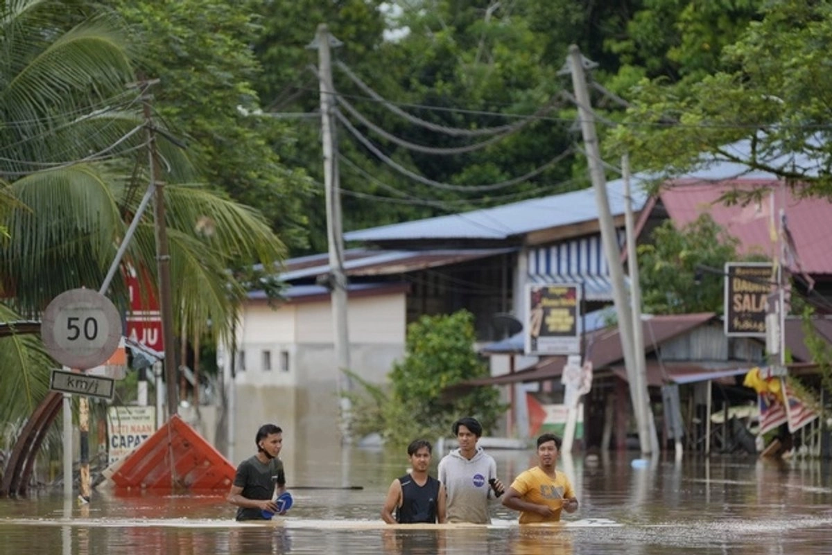 Inundaciones obligan evacuar Malasia