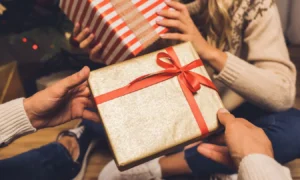30-ideas-para-intercambio-de-regalos-navidenos-en-la-oficina-1-1350x810