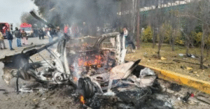 Taxi lleno de pirotecnia se incendia y explota en Edomex