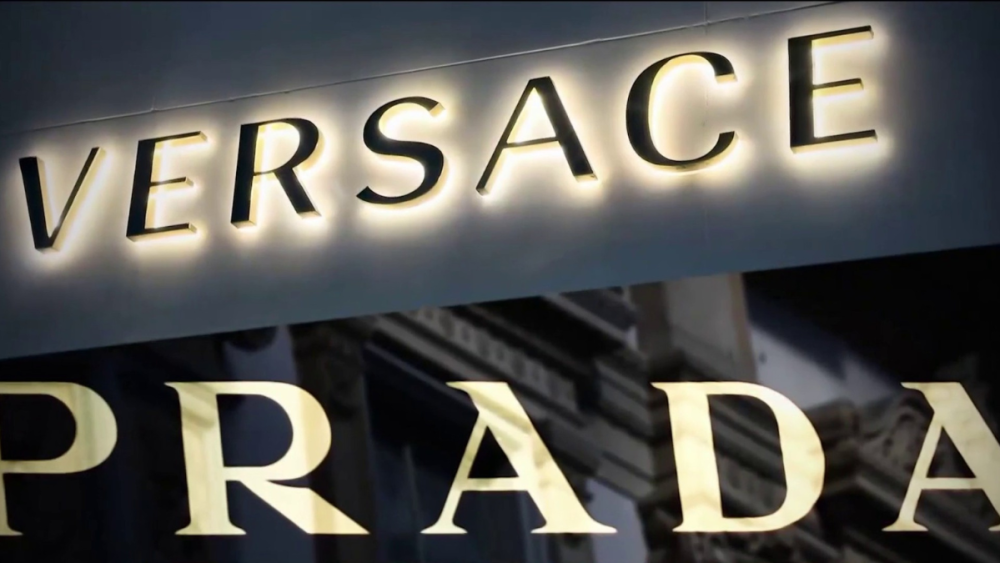 Prada-toma-el-control-total-de-la-marca-Versace