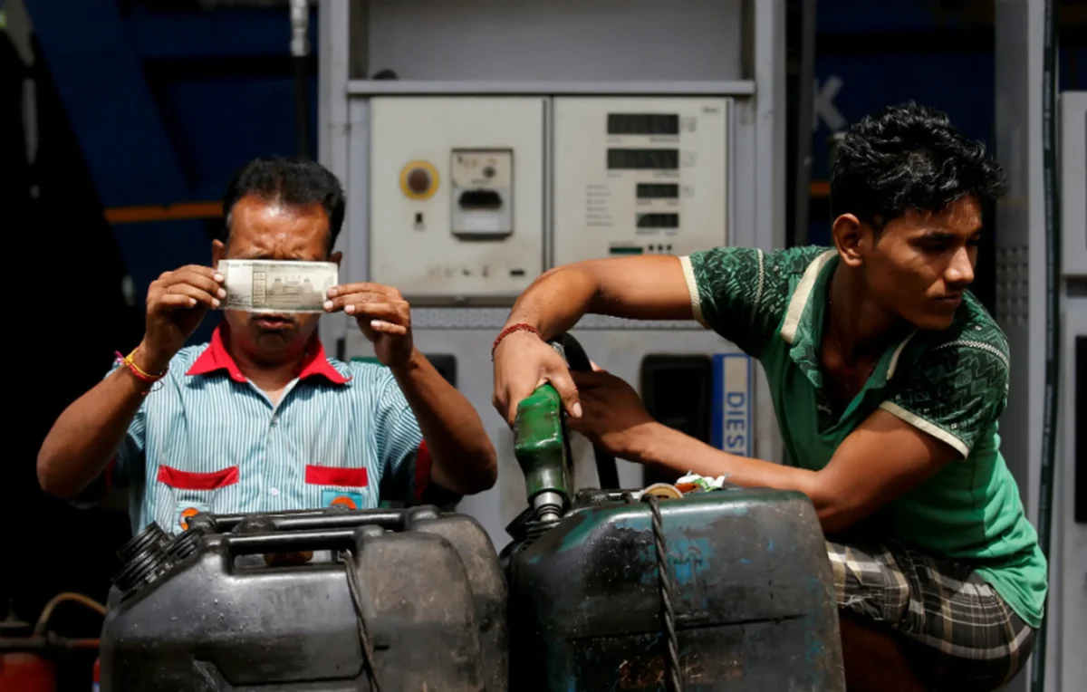 trabajadores-india-observan-rupia