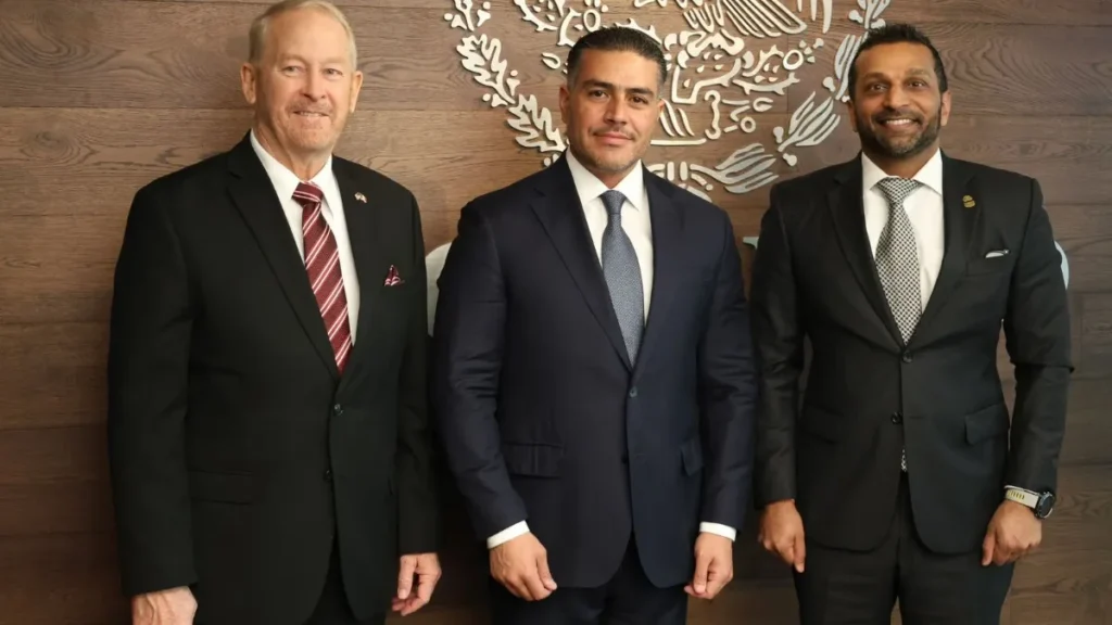 en_el_marco_de_su_reunixn_con_el_secretario_de_seguridadx_el_director_del_fbi_celebrx_la_xtremenda_cooperacixnx_con_el_gobierno_de_mxxico.jpeg_402196278