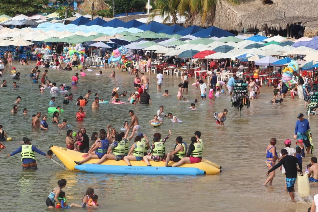 llegan-turistas-a-acapulco-por-fin-de-semana-largo-pese-a-pronostico-de-lluvia_6a43fcf2-cea2-4773-af0a-da78071010e2_medialjnimgndimage=fullsize