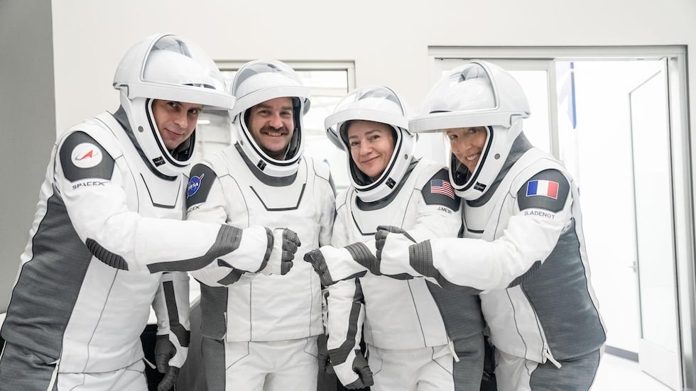 NASA adelanta relevo Estación