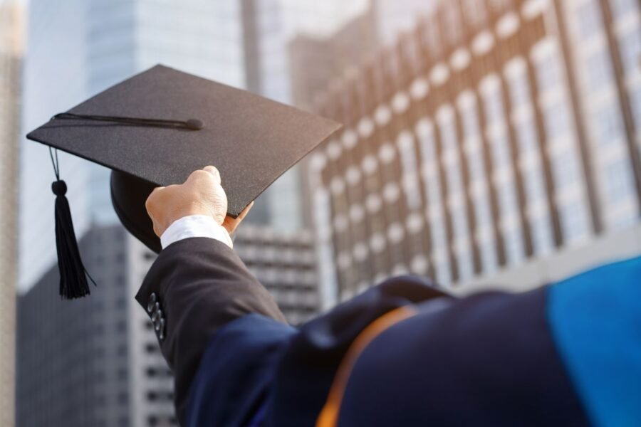 Título universitario, ¿garantía de éxito? El duro despertar de los graduados en EE. UU.