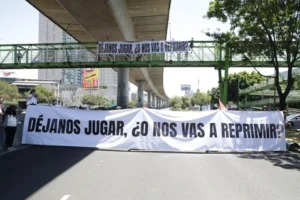 manifestantes-anti-mundial-y-gentrificacion-cierran-periferico-en-cdmx_e11f8561-762f-45b1-8b07-c73d3ea4a6cf_mediaminiforappljn