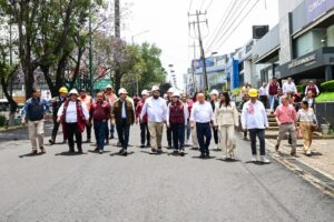 * El proyecto forma parte de la estrategia “2026, Año de las Obras en EdoMéx”, y se prevé que la renovación de la carpeta asfáltica y balizamiento concluyan el 30 de abril. * Además, se han retirado mil 939 metros cúbicos de azolve a lo largo de 87 kilómetros de esta importante vía. NAUCALPAN, Estado de México.– La Gobernadora Delfina Gómez Álvarez supervisó la reconstrucción de los 108 kilómetros del Periférico Norte, la cual lleva un avance del 97 por ciento. Destacó que esta obra es producto de la coordinación con los gobiernos municipales para mejorar la calidad de vida de las y los mexiquenses. ”Si ustedes observan, es una obra que va a estar muy bien, va a apoyar a muchos transportistas, muchos automovilistas y eso me deja muy complacida”, expresó la Gobernadora Delfina Gómez Álvarez. Joel González Toral, Director de la Junta de Caminos del Estado de México, informó que las labores de renovación de la carpeta asfáltica y balizamiento quedarán concluidas el 30 de abril, lo que permitirá disminuir hasta 30 minutos los traslados de los más de 200 mil automovilistas que transitan diariamente por esta vía. A más de tres meses de trabajos ininterrumpidos también se realizaron acciones para prevenir inundaciones, Beatriz García Villegas, Vocal Ejecutiva de la Comisión del Agua del Estado de México (CAEM), indicó que retiraron mil 939 metros cúbicos de azolve a lo largo de 87 kilómetros; así como la limpieza de 657 pozos de visita, 473 rejillas y 837 coladeras, esto en coordinación con los gobiernos municipales. La Gobernadora Delfina Gómez Álvarez hizo un reconocimiento a todos los que han participado en este proyecto que forma parte de la estrategia “2026, Año de las Obras en EdoMéx” para recuperar una de las vialidades más importantes del país y de la movilidad del Valle de México. En la supervisión estuvieron Juan Hugo de la Rosa García, Secretario de Movilidad, y alcaldes y alcaldesas de Naucalpan, Tlalnepantla, Cuautitlán Izcalli, Tepotzotlán, Atizapán de Zaragoza y Tultitlán.