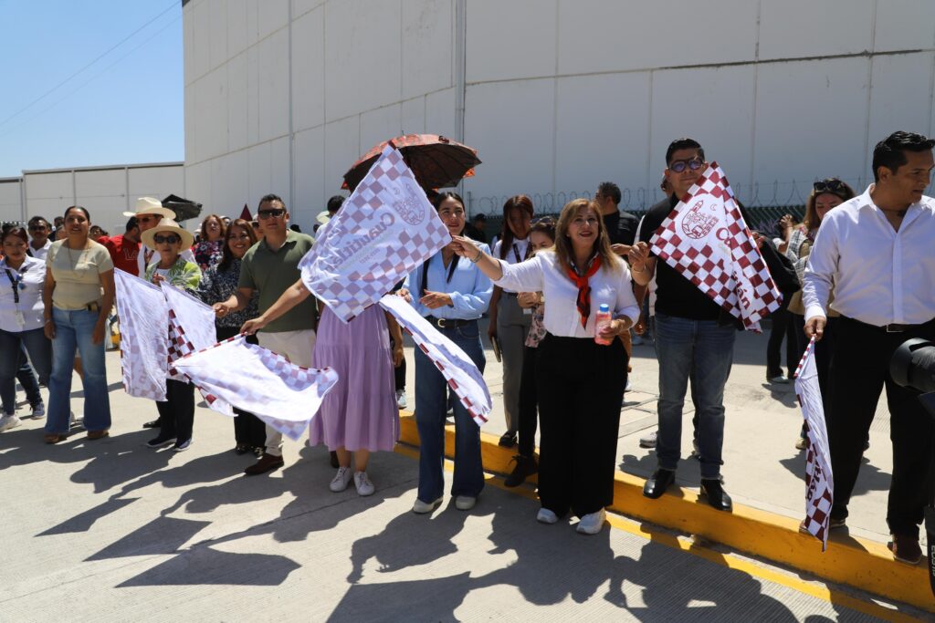 La presidenta municipal, Juanita Carrillo, encabezó la entrega de la obra de pavimentación con concreto hidráulico del Libramiento La Joya, una de las vialidades más importantes de conexión regional, donde afirmó con firmeza que en su administración “los impuestos de la ciudadanía sí se ven reflejados en obras de calidad y beneficio directo para las y los cuautitlenses”. Durante el evento, la alcaldesa destacó que esta obra, ejecutada con recursos propios del municipio, es resultado del esfuerzo de recaudación, del orden administrativo y del combate a malas prácticas del pasado. “Aquí está el resultado: el dinero que no se roba, alcanza para hacer obras que transforman la vida de la gente”, subrayó. El tramo intervenido comprende 1.1 kilómetros de longitud y fue construido con concreto hidráulico de alta resistencia, lo que garantiza una mayor durabilidad ante el intenso flujo vehicular que supera los 77 mil vehículos diarios. La obra representó una inversión aproximada de 70 millones de pesos. La presidenta municipal explicó que, como parte de la estrategia de movilidad, el cuerpo recién pavimentado será destinado a la circulación de automóviles particulares y transporte público, mientras que el tramo que no fue intervenido será utilizado exclusivamente por transporte de carga, con el objetivo de mejorar el flujo vehicular y reducir el desgaste de la nueva infraestructura. “Estamos tomando decisiones responsables para ordenar la movilidad. No se trata de excluir a nadie, sino de convivir mejor y cuidar las obras que tanto trabajo nos cuestan”, puntualizó. Asimismo, Juanita Carrillo fue enfática al señalar que gran parte de los recursos para este tipo de proyectos provienen de la regularización de empresas asentadas en el municipio, muchas de las cuales operaban en condiciones irregulares. “Hoy estamos poniendo orden. Cerca del 90% de las empresas no estaban regularizadas, no cumplían con sus obligaciones. No estamos pidiendo nada fuera de la ley: que se acerquen, se pongan al corriente y aporten lo que les corresponde. Esos recursos son los que permiten hacer calles, drenaje y servicios para todos”, afirmó. En ese sentido, reiteró que su gobierno mantiene abiertos los canales para que empresarios y comercios se regularicen mediante programas con facilidades administrativas, sin multas ni recargos, privilegiando el cumplimiento y la corresponsabilidad. Por su parte, el director de Obras Públicas explicó que la intervención implicó la reconstrucción total de la estructura vial, con una base hidráulica de 20 centímetros y una losa de concreto de 22 centímetros de espesor, diseñada para soportar cargas pesadas y garantizar una larga vida útil. Finalmente, la presidenta municipal adelantó que esta obra forma parte de un proyecto integral de movilidad que contempla futuras etapas, así como la gestión de un distribuidor vial en la zona, en coordinación con autoridades estatales. “Estamos dando pasos firmes hacia la transformación de Cuautitlán. Aquí no hay discursos, hay hechos. Y vamos a seguir trabajando para que nuestro municipio tenga la infraestructura que merece”, concluyó.