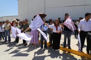 La presidenta municipal, Juanita Carrillo, encabezó la entrega de la obra de pavimentación con concreto hidráulico del Libramiento La Joya, una de las vialidades más importantes de conexión regional, donde afirmó con firmeza que en su administración “los impuestos de la ciudadanía sí se ven reflejados en obras de calidad y beneficio directo para las y los cuautitlenses”. Durante el evento, la alcaldesa destacó que esta obra, ejecutada con recursos propios del municipio, es resultado del esfuerzo de recaudación, del orden administrativo y del combate a malas prácticas del pasado. “Aquí está el resultado: el dinero que no se roba, alcanza para hacer obras que transforman la vida de la gente”, subrayó. El tramo intervenido comprende 1.1 kilómetros de longitud y fue construido con concreto hidráulico de alta resistencia, lo que garantiza una mayor durabilidad ante el intenso flujo vehicular que supera los 77 mil vehículos diarios. La obra representó una inversión aproximada de 70 millones de pesos. La presidenta municipal explicó que, como parte de la estrategia de movilidad, el cuerpo recién pavimentado será destinado a la circulación de automóviles particulares y transporte público, mientras que el tramo que no fue intervenido será utilizado exclusivamente por transporte de carga, con el objetivo de mejorar el flujo vehicular y reducir el desgaste de la nueva infraestructura. “Estamos tomando decisiones responsables para ordenar la movilidad. No se trata de excluir a nadie, sino de convivir mejor y cuidar las obras que tanto trabajo nos cuestan”, puntualizó. Asimismo, Juanita Carrillo fue enfática al señalar que gran parte de los recursos para este tipo de proyectos provienen de la regularización de empresas asentadas en el municipio, muchas de las cuales operaban en condiciones irregulares. “Hoy estamos poniendo orden. Cerca del 90% de las empresas no estaban regularizadas, no cumplían con sus obligaciones. No estamos pidiendo nada fuera de la ley: que se acerquen, se pongan al corriente y aporten lo que les corresponde. Esos recursos son los que permiten hacer calles, drenaje y servicios para todos”, afirmó. En ese sentido, reiteró que su gobierno mantiene abiertos los canales para que empresarios y comercios se regularicen mediante programas con facilidades administrativas, sin multas ni recargos, privilegiando el cumplimiento y la corresponsabilidad. Por su parte, el director de Obras Públicas explicó que la intervención implicó la reconstrucción total de la estructura vial, con una base hidráulica de 20 centímetros y una losa de concreto de 22 centímetros de espesor, diseñada para soportar cargas pesadas y garantizar una larga vida útil. Finalmente, la presidenta municipal adelantó que esta obra forma parte de un proyecto integral de movilidad que contempla futuras etapas, así como la gestión de un distribuidor vial en la zona, en coordinación con autoridades estatales. “Estamos dando pasos firmes hacia la transformación de Cuautitlán. Aquí no hay discursos, hay hechos. Y vamos a seguir trabajando para que nuestro municipio tenga la infraestructura que merece”, concluyó.
