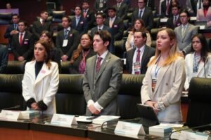 Legisladores jóvenes debatiendo propuestas en el Congreso de México.