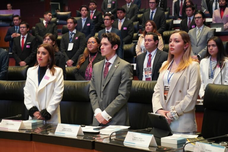 Legisladores jóvenes debatiendo propuestas en el Congreso de México.