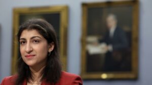 Demócratas consultan Khan