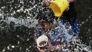 Multa por tirar agua en Semana Santa