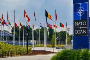 Buques de la marina estadounidense navegando en formación para proteger rutas comerciales internacionales.