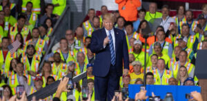 El presidente Trump promueve la eliminación de impuestos a propinas