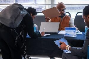 Gráfica económica ascendente que muestra el fuerte crecimiento del empleo en Estados Unidos.