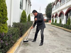 El gobierno de Tenango utiliza la burocracia como propaganda El gobierno de Tenango del Valle persiste en ejecutar pases de lista matutinos como una estrategia de control autoritario. Los funcionarios municipales se ven obligados a presentarse en horarios extremos para cumplir con una formalidad que no garantiza una mejor atención al público. Sin embargo, estas ceremonias internas solo sirven para proyectar una disciplina inexistente en los trámites diarios. Los ciudadanos reportan que, a pesar de la llegada temprana del personal, las ventanillas de Servicios Administrativos abren con retrasos considerables. Por lo tanto, el ayuntamiento prioriza la imagen militarizada de su equipo sobre la resolución real de los problemas ciudadanos. Esta gestión ineficiente del tiempo laboral demuestra una desconexión total con las necesidades de eficiencia que demanda la población local. Deficiencias en Servicios Administrativos generan descontento social La preparación de las oficinas municipales responde más a una sesión fotográfica que a una mejora en la infraestructura. Por esta razón, el gobierno de Tenango del Valle recibe críticas constantes por las largas filas y el trato burocrático lento. Mientras los oficiales pasan revista, los contribuyentes esperan horas para realizar pagos o solicitar permisos básicos en instalaciones incómodas. Asimismo, la administración municipal carece de un sistema digital moderno que evite el desplazamiento innecesario de las personas hacia las sedes oficiales. Esta falta de modernización administrativa obliga a los habitantes a perder jornadas laborales completas. En definitiva, las autoridades prefieren invertir en actos protocolarios vacíos en lugar de agilizar los procesos legales y fiscales. Burocracia excesiva frena el desarrollo de la comunidad El ayuntamiento intenta disfrazar la ineficacia operativa con un lenguaje amable y promesas de un mejor servicio. Por consiguiente, los discursos de "trabajar juntos" resultan ofensivos para quienes padecen la insensibilidad oficial todos los días. El gobierno de Tenango del Valle mantiene estructuras obsoletas que solo incrementan el gasto público sin beneficios tangibles. De este modo, la supuesta calidez en el trato no compensa la falta de soluciones técnicas a las demandas ciudadanas. Los residentes exigen que los operativos de pase de lista se transformen en resultados medibles y reducción de tiempos de espera. Finalmente, esta práctica confirma una administración centrada en las apariencias y no en el bienestar real de sus habitantes.