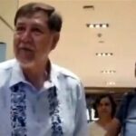 Corren a gritos a Gerardo Fernández Noroña de restaurante en CDMX