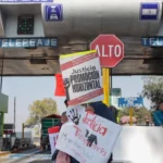 Pobladores realizan la toma de la caseta El Dorado en el Estado de México