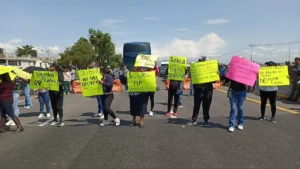Texmeluquenses reabren la autopista México- Puebla