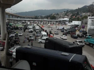 Normalistas de Ayotzinapa y padres de familia son retenidos en Tlalpan