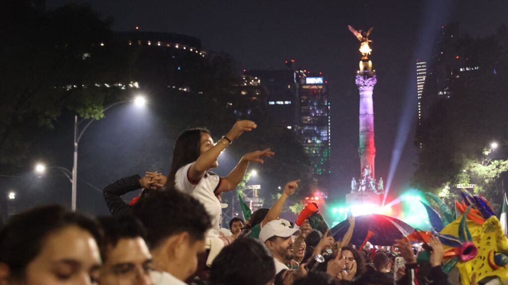 artista en el Ángel de la Independencia hoy