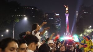 artista en el Ángel de la Independencia hoy