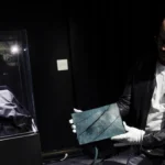 Exclusividad prehistórica sin postores: Fracasa en París la subasta del primer bolso de cuero celular de T-Rex