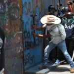 Integrantes del magisterio intentan ingresar al Zócalo por la avenida 20 de Noviembre