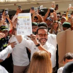 El polémico candidato que busca gobernar Colombia mientras mantiene su pasaporte norteamericano