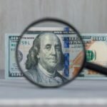 Peso mexicano avanza frente al dólar por menor presión internacional