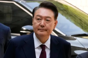 Condenan a dos años de prisión al ex presidente surcoreano Yoon Suk Yeol