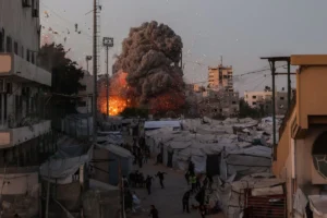 Israel bombardea mezquita en Gaza