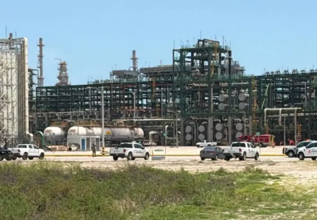Nueva fuga y conato de incendio en la refinería Olmeca