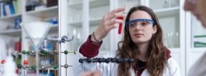 carreras_mejor-pagadas-estudiante-trabaja-en-laboratorio