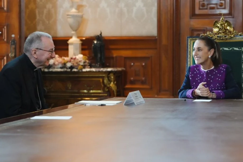 Sheinbaum aborda con el secretario vaticano