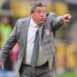 Miguel Herrera se encuentra con el árbitro al que debutó en Liga MX y termina expulsado